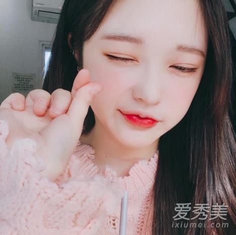 当你的脸在秋天干燥的时候,你还有粉刺吗?来看看你的皮肤有多干。