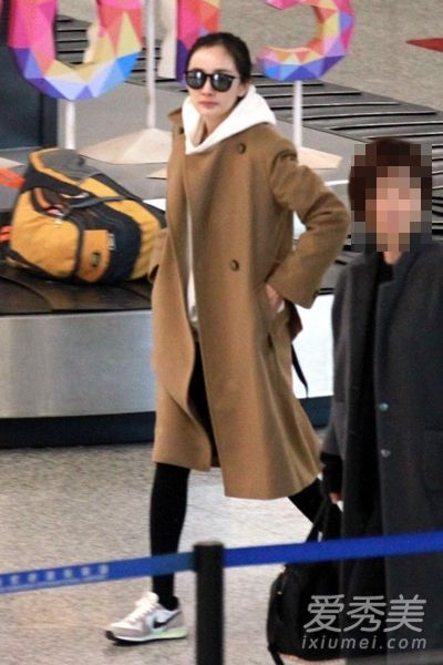 向杨幂学习风衣+紧身裤，帅气、潇洒、苗条