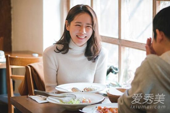 “经常请吃饭的漂亮姐姐”孙艺珍嘴巴红红的