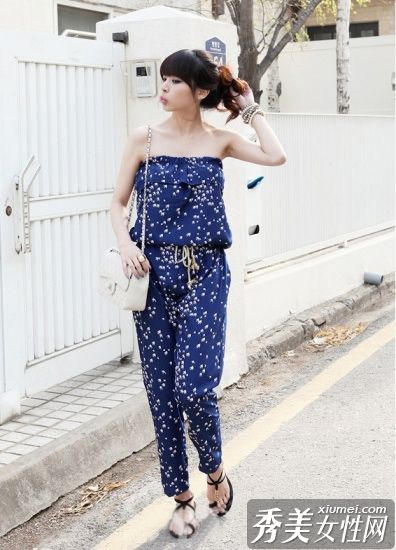 宽松的裤子既时尚又苗条。