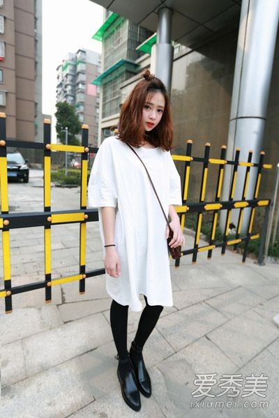 这件衣服是春天用黑色丝绸做的最薄的。