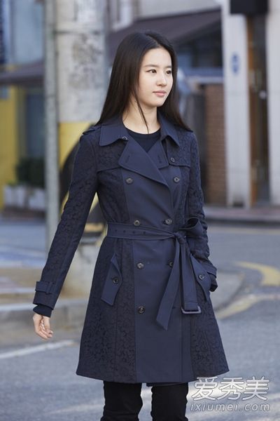 向刘亦菲学习穿风衣和紧身裤