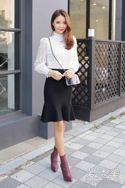 有图片的白衬衫，有裤子的裙子都很优雅。