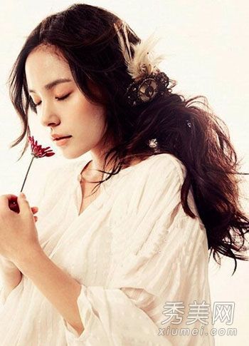 韩国女演员闵孝林多变的发型显示出时尚的风格