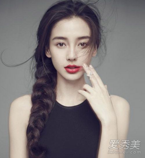 你厌倦马尾和肉丸了吗?来试试这些辫子。