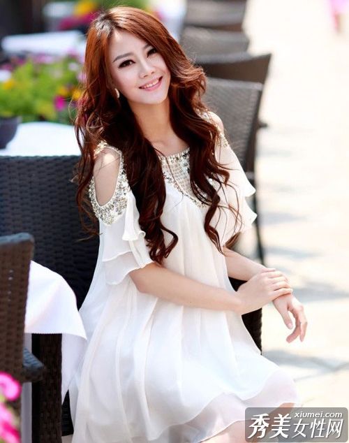 轻盈成熟的女性服装穿出女性风情。