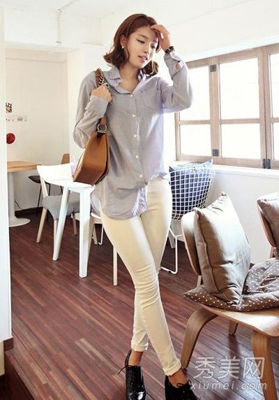 宽松的衬衫配细腿裤,粗腰和肥臀不见了。