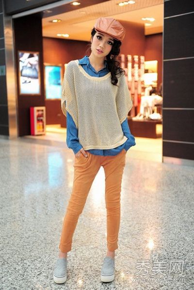 胖女孩穿上衣和衬衫时看起来更苗条。