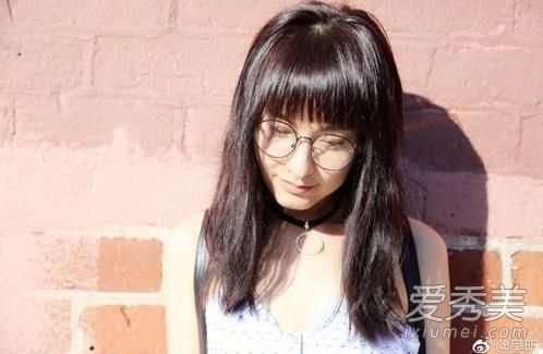 吴看到她把长发吹干剪短后,不知不觉地变成了仙女。
