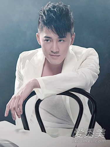 男明星林雷蒙德的朋克发型展现了一个时尚男人的本色。