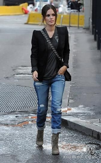 向欧美小明星学习简约着装