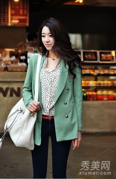 宽松上衣+紧身裤可以遮盖肌肤，展示高度和厚度