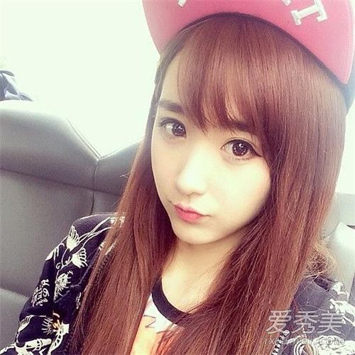 性感的电影色情明星与他们日渐衰落的外表相比，有着悲惨的命运。