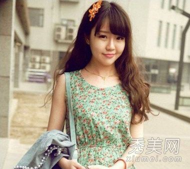 瘦骨嶙峋的面具修剪卷曲的头发,圆脸,变成V型脸