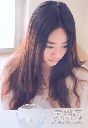 这就是一个大脸型的发型应该有女士的长发
