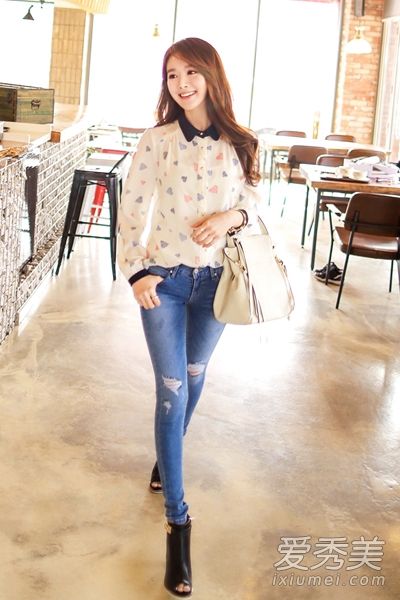 稍胖的女孩在春天穿长袖衬衫会很苗条。