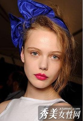 今秋的玫瑰红唇妆气质让人一见钟情。