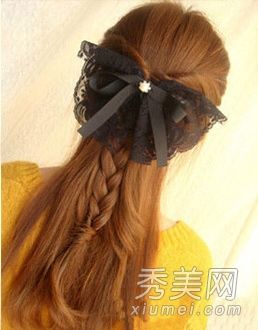 如何扎你的长发?辫子的头发是半束的。
