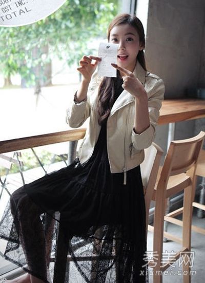 外套+裙子是春季最优雅的搭配。