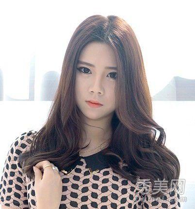 气质,长卷发,良好的美容效果,是大脸型女孩的必备