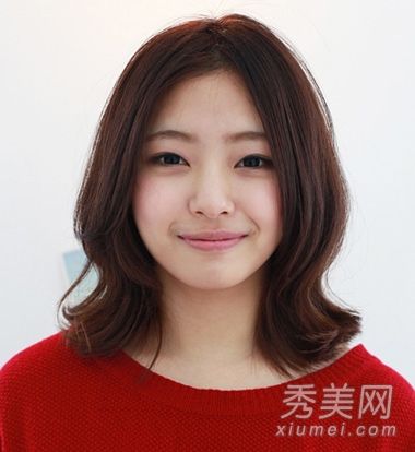 时尚短发解决了大脸型的难题