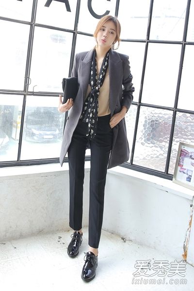 要成为一个多变的女孩,春天一定是一件经典的外套。