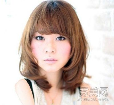 圆脸适合什么发型层次?修剪发型苗条时尚