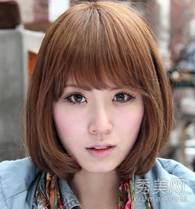 夏季空空气敏感型短发烫发克服了不完美的脸型