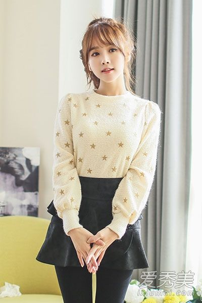 毛衣+短裙必须在春天穿得有活力