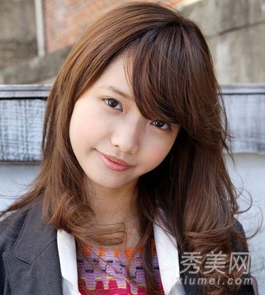 大脸女孩最喜欢的浪漫卷发又轻又瘦。