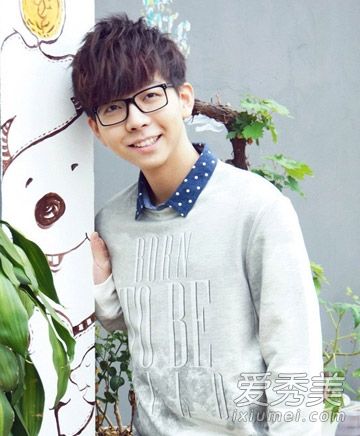 2015圆脸男生发型潮流短发看起来帅气