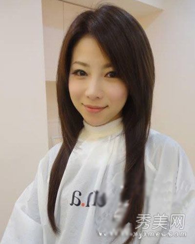 纪宫三子的年龄在下降，他的头发是温柔的，他的不朽的妻子在日本美丽而独特