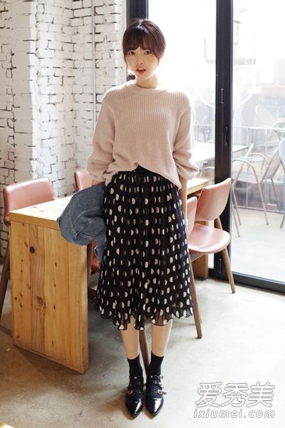半身裙和淑女风格的针织毛衣很有吸引力。