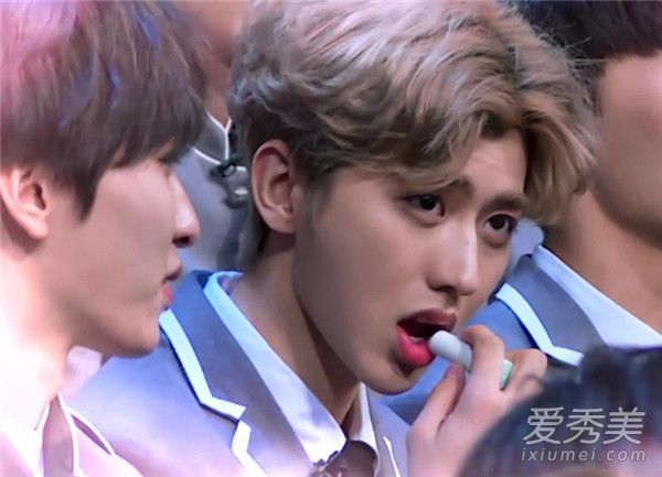 LAY给了KUN什么牌子的口红