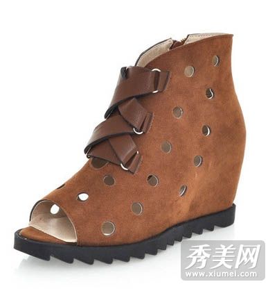 鱼嘴凉鞋引领今夏时尚潮流