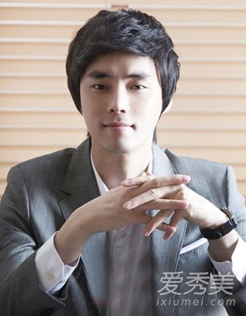 成熟稳重的男孩发型,露额短发,自信帅气