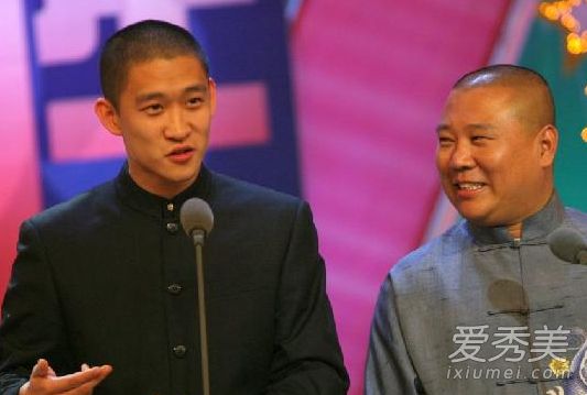 作为标准,曹云金的新女友,瓜子脸,双眼皮,身材火辣,也是红脸。