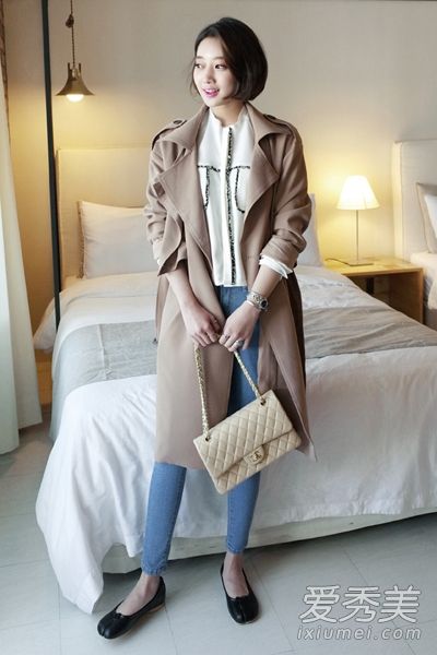 风衣和裤子穿上了韩剧的时尚风格。