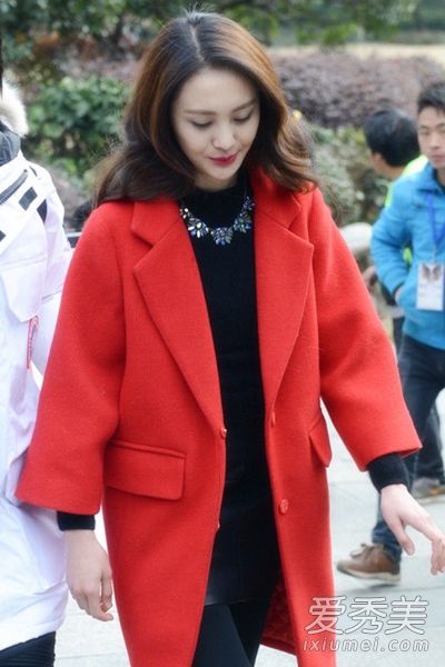借鉴郑爽呢绒大衣搭配韩式美化眼睛