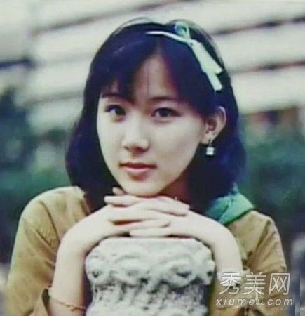 十个不同风格和惊人发型的女人表演了一个很长的故事。