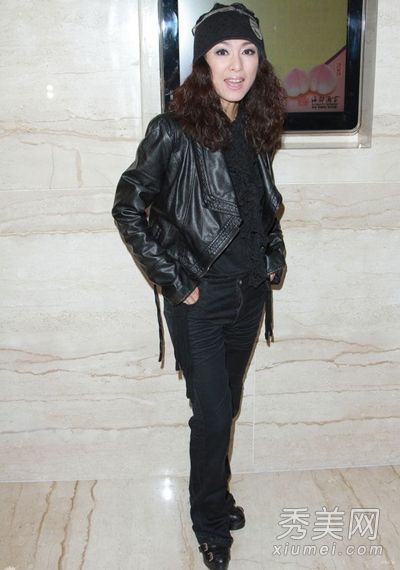 在春天,玩“皮革”和女演员皮革的时尚比赛