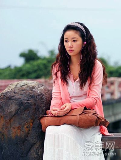 林心如和杨蜜学习女演员针织衬衫的搭配技巧