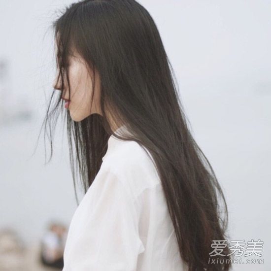 这里有一些你可以在家做的头发护理技巧。看完之后和你的朋友分享。