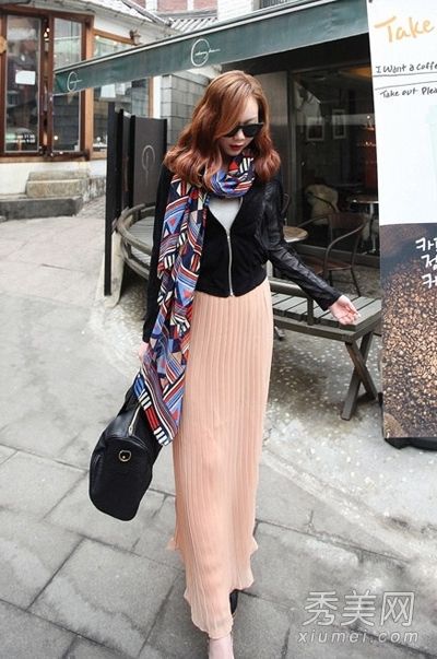 长腿美女与大爱春天简单的街道风格相得益彰