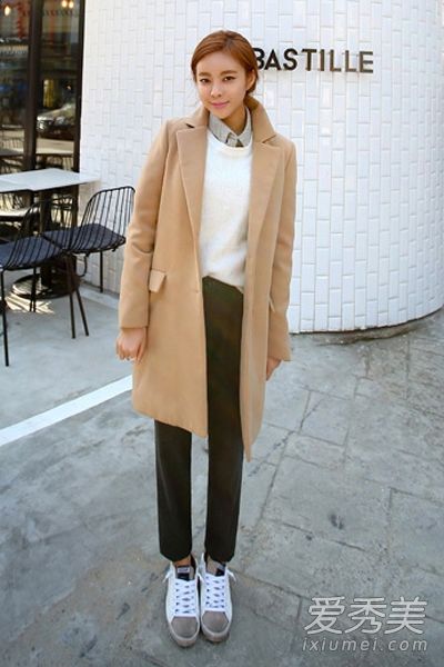 当春天寒冷袭来时，不要匆忙地收起你的羊毛大衣。