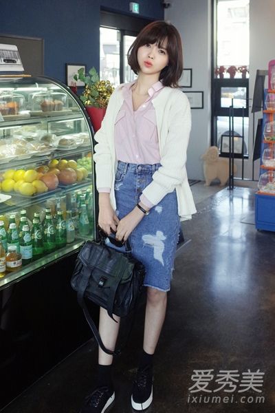 当搭配裙子时，这件衬衫既苗条又时尚。