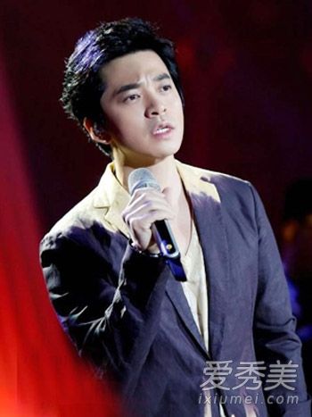 我是歌手3。李健留着短发,拥有成熟的艺术。