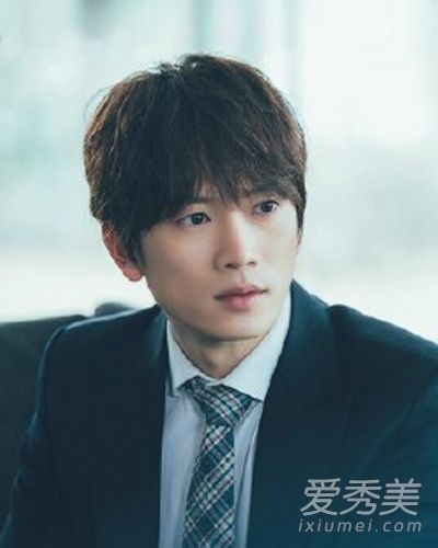 韩剧《杀死我》的男主持人池成,留着短发和帅气的卷发。