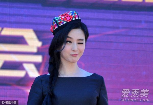 长发女孩向范冰冰学习扎辫子夏天头发清新老化