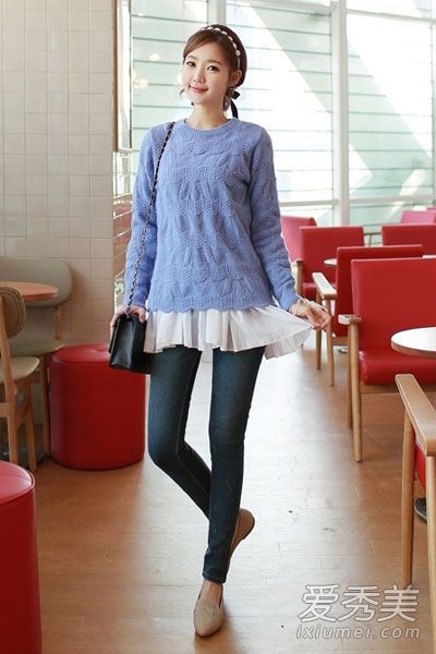 明亮的毛衣是新鲜明亮的牛仔裤和活力。